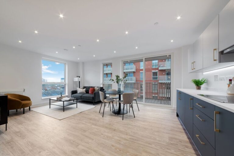 Spacious open plan apartment with balcony at Dukes Road Walthamstow near Wood Street Station